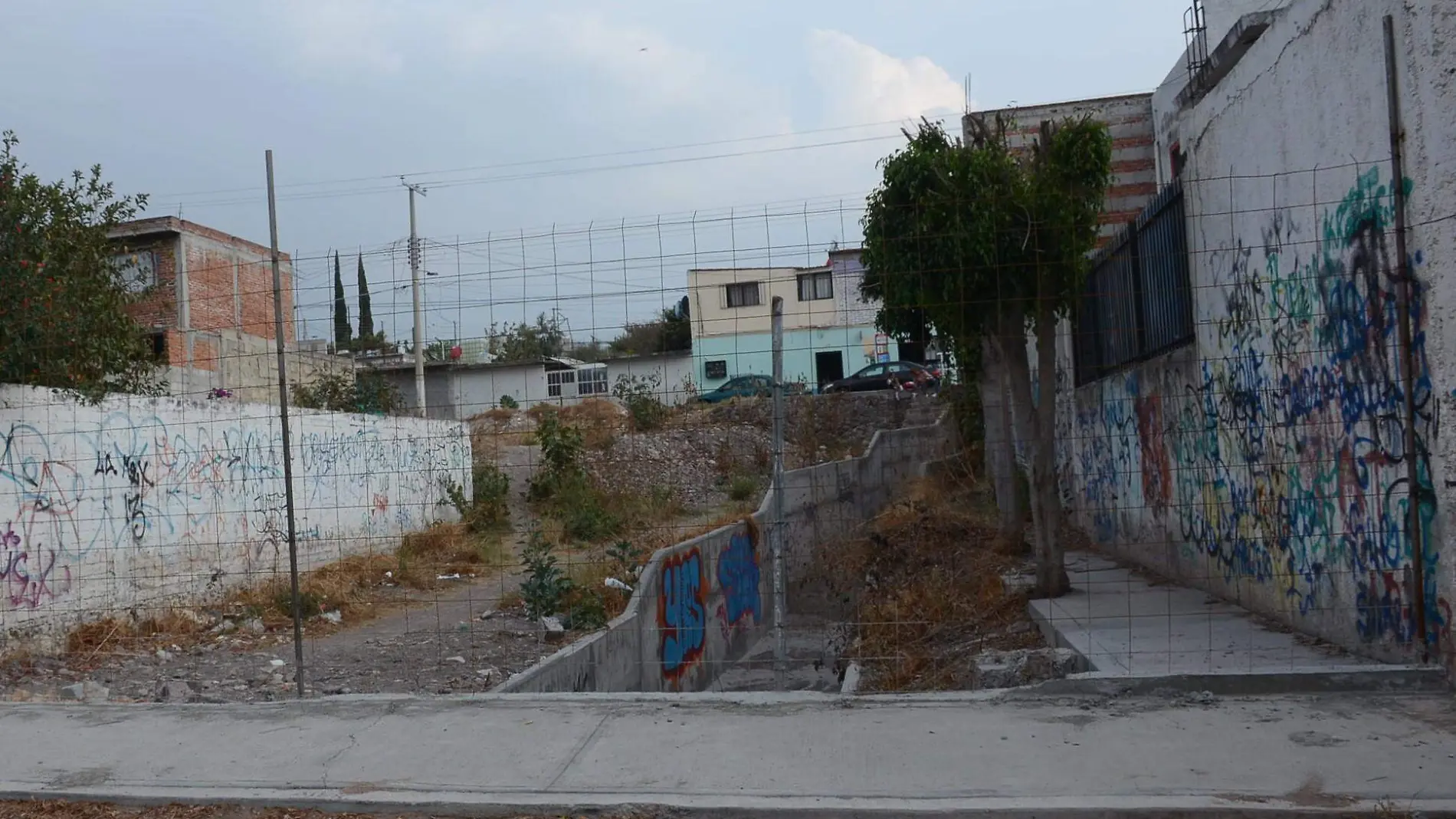 Vecinos de la calle Michoacán colocaron una malla en el paso peatonal